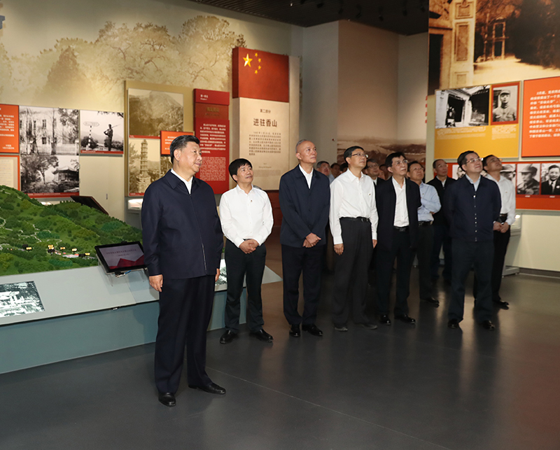 9月12日，中共中央总书记、国度主席、中央军委主席习近平视察中共中央北京香山革命留想地。这是习近平在香山革命留想馆参观《为新中国奠基》主题展览。